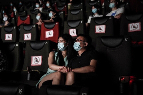 영화를 관람하는 중국 소비자들   [SCMP 발행 사진 캡처]